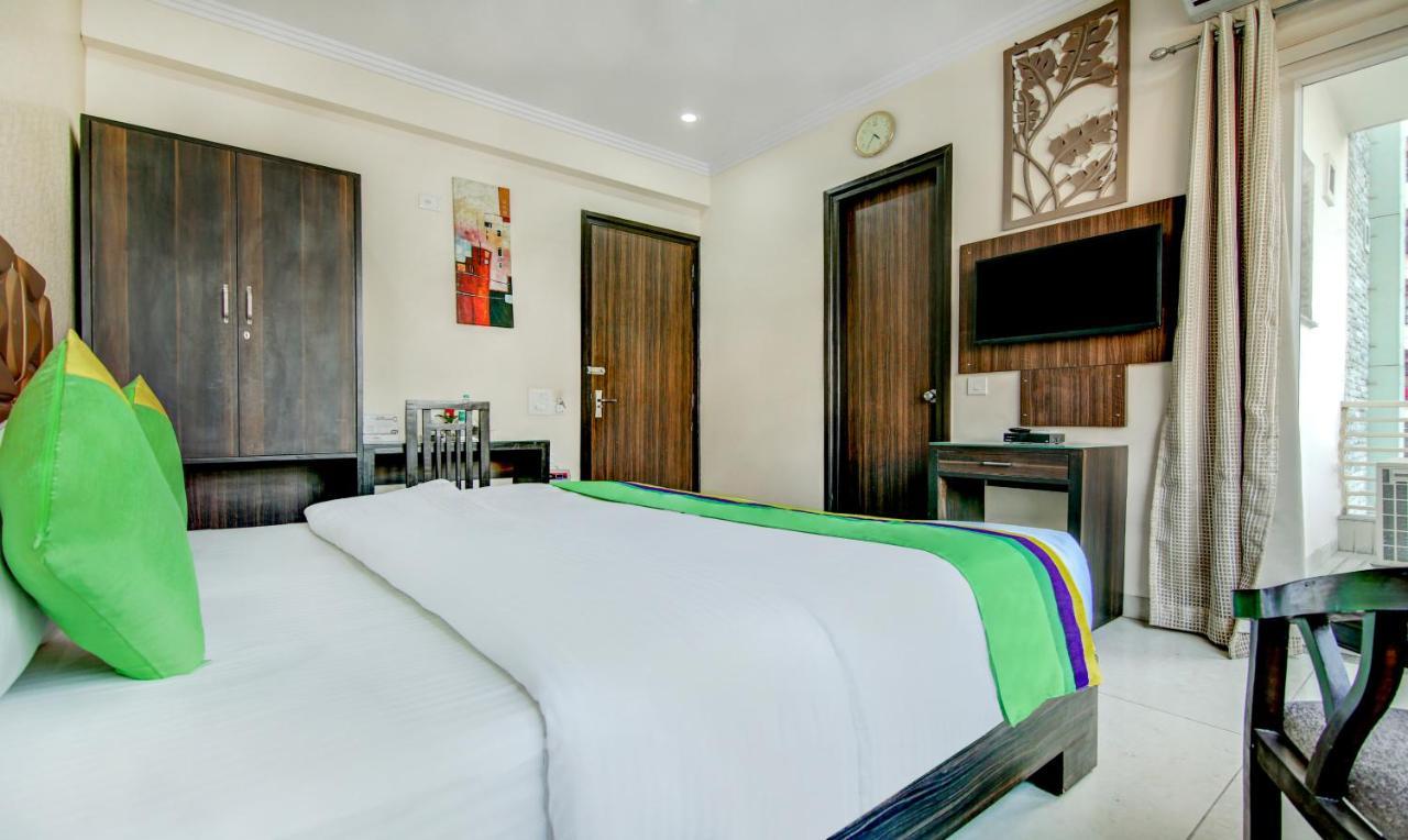 Treebo Trend Blooms Premium Hotel Gurgaon Exterior photo